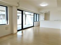 リビング:広々としたプライベートバルコニーに面したLDKは、約19.1帖と解放感ある空間が魅力的です