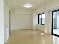 リビング:広々としたプライベートバルコニーに面したLDKは、約19.1帖と解放感ある空間が魅力的です