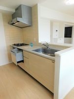 キッチン:リビングが見渡せる対面式システムキッチンです。食洗機やディスポーザーと、納得の設備です。