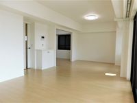 リビング:広々としたプライベートバルコニーに面したLDKは、約19.1帖と解放感ある空間が魅力的です