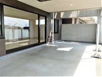 バルコニー:バルコニー面積は約36.20m2（約10.9坪）リビングに面しているので、カフェテラスやガーデニングもお楽しみいただけるプライベートスペースです。