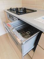 キッチン:リビングが見渡せる対面式システムキッチンです。食洗機やディスポーザーと、納得の設備です。