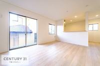 リビング:こんなにも陽光が入るリビングは気持ちが良いですね.落ち着いたカラーで仕上げたリラックス空間です。
窓がたくさんあり明るい陽光が入る開放感のあるリビングです！