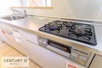 キッチン:うれしい設備がたくさんのシステムキッチン。収納もたっぷりで、食品やキッチン用品もスッキリと収納できます！
キレイに整頓されていると、お料理の時も気分が良くお料理ができますね。