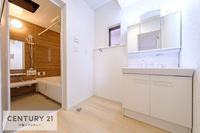 洗面室:広々洗面所で脱衣スペースもゆったり利用できますね！明るく清潔感のある気持ちのいい空間です。
朝に身支度便利な独立型洗面台です！