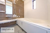 浴室:広々１坪足が延ばせるユニットバスなので毎日の疲れがしっかり取れそうですね。浴室暖房換気乾燥機付きなので、悪天候の日の洗濯物やカビ予防にも便利な機能ですね！