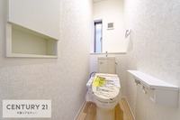 トイレ:シンプルなカラーで清潔感のあるトイレです。
温水洗浄便座付きで嬉しいですね！気持ちよく利用できます。冬場は便座が暖かく快適！
お掃除も楽々。