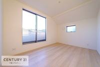 寝室:窓から優しい光が差し込む明るい洋室はリラックスして過ごせる空間です。
おうち時間はやはりホッとできるのがベストですね！