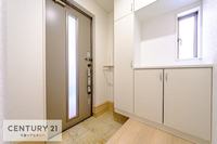 玄関:たっぷりと収納できるシューズボックス付の玄関！散らかりがちな玄関もすっきりできそうです。
帰宅時に玄関がキレイだと気持ちが良いですね！