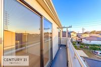 バルコニー:陽当たりの良いバルコニーで、お洗濯物もよく乾きそうですね！スペースもあるので、お天気の良い日にはバルコニーへ出てリフレッシュするのも気持ちよさそうです。