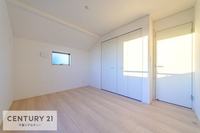 寝室:優しい光が差し込む洋室は、朝の目覚めも気持ちが良さそうですね。おうち時間もゆったりと過ごすことができます。