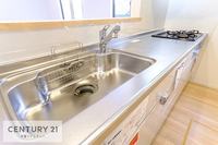 キッチン:人気の対面式キッチンは、リビングで遊んでいるお子様やご家族の様子を見ながら作業ができ、コミュニケーションもバッチリとれますね！