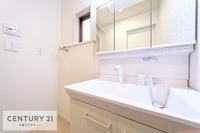 洗面室:広々洗面所で脱衣スペースもゆったり利用できますね！
小窓付きで、明るく清潔感のある気持ちのいい空間。
自然光でお化粧や髭剃りの仕上がりが良くなります！気分も上がります！