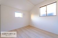 その他:優しい光が差し込む洋室は、朝の目覚めスッキリです！おうち時間もゆったりと過ごすことができます。リビングで楽しく過ごした後はプライベートな時間を満喫。