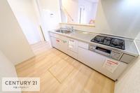 キッチン:独立したキッチンなので、気になる匂いを防げそうですね！リビングからキッチンがみえづらいと、急な来客にも安心ですね！