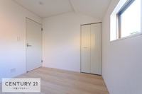 洋室:住まう方自身でカスタマイズして頂けるように「シンプル」にデザインされた室内。自由度が高いので家具やレイアウトでお好みの空間を創り上げられます。二面採光から差し込む光は暖かく心地の良い空間です