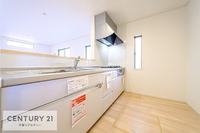 キッチン:こんなオシャレなキッチンだったら、毎日料理が捗りそうですね！食洗機が付いているので、後片付けにも便利です。