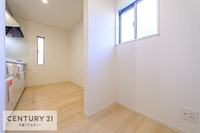 キッチン:人気の対面式キッチンは、リビングで遊んでいるお子様やご家族の様子を見ながら作業ができ、コミュニケーションもバッチリとれますね！