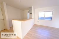 リビング:カウンタータイプのキッチンがあるリビング。
お料理中もご家族との会話がはずみます！家族とのコミュニケーションが自然と増えますね。