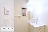 洗面室:広々洗面所で脱衣スペースもゆったり利用できますね！明るく清潔感のある気持ちのいい空間です。
自然光でお化粧や髭剃りの仕上がりが良くなります！気分も上がります！