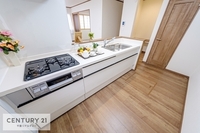 キッチン:うれしい設備がたくさんのシステムキッチン。収納もたっぷりで、食品やキッチン用品もスッキリと収納できます！