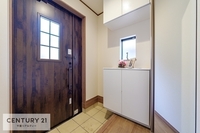 玄関:オシャレな玄関です！！疲れて帰ってきても優しく迎え入れてくれる、そんな空間になっています。
明るく温もり溢れる玄関です！