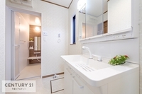 洗面室:広々洗面所で脱衣スペースもゆったり利用できますね！明るく清潔感のある気持ちのいい空間です。
朝に身支度便利な独立型洗面台です。