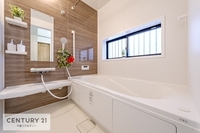 浴室:オシャレで高級感のある広々バスで一日の疲れをリフレッシュ。浴槽にもゆったりと浸かれますね！
毎日のバスタイムが楽しくなりそうです。