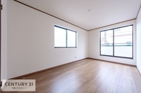 寝室:二面採光の明るく風通しの良い洋室です。心地の良い空間で、おうち時間をゆったりと過ごせますね！