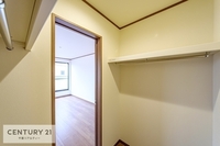 収納:ウォークインクローゼットです。季節のものはもちろん、趣味のものや大きいものもたっぷりと収納できます！