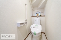 トイレ:シンプルなカラーのトイレ！白基調としているのでお掃除がしやすいです！