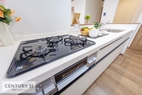 キッチン:3口コンロなど、主婦には嬉しい設備がいっぱいのシステムキッチンです。
毎日のお料理がはかどりそうですね！