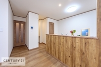 キッチン:人気の対面式キッチンは、リビングで遊んでいるお子様やご家族の様子を見ながら作業ができ、コミュニケーションもバッチリとれますね！