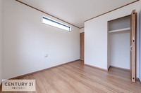 洋室:収納力が豊富な洋室です。お部屋もすっきり広々と使えて気持ちが良いです！
キレイな明るいお部屋で過ごすのは、更にのんびりゆっくりできますね！