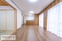 リビング:温もり溢れる明るく心地の良い空間のリビングです。居心地の良い空間で、家族団欒の時間が増えそうですね！
おうち時間もゆったり過ごすことができそうです！