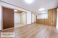 リビング:心地良いリビングは家族が自然と集まります。家族団欒の時間が増えそうです。ご家族と、より一層充実した時間を過ごせそうですね。明るく開放的な空間です。