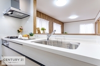 キッチン:オシャレでスタイリッシュなシステムキッチンです！人気の対面キッチンでコミュニケーションが取りやすいですね！