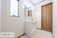 洗面室:明るく清潔感のある気持ちのいい空間です。
朝に身支度便利な独立型洗面台です！