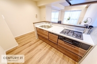 キッチン:うれしい設備がたくさんのシステムキッチン。収納もたっぷりで、食品やキッチン用品もスッキリと収納できます！