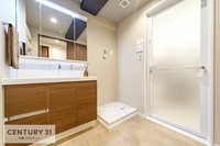 洗面室:広々洗面所で脱衣スペースもゆったり利用できますね！明るく清潔感のある気持ちのいい空間です。