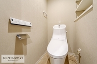 トイレ:シンプルなカラーのトイレ！白基調としているのでお掃除がしやすいです！