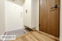 玄関:疲れて帰ってきても優しく迎え入れてくれる、そんな空間になっています。
明るく温もり溢れる玄関です！