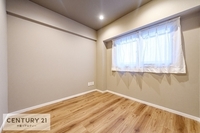 洋室:壁面が広く、窓も高い位置にあるのでベッドや家具の置き場所にも困りませんね！どんなレイアウトにするか、イメージが膨らみます！