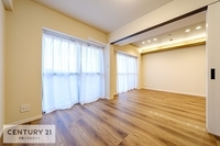 寝室:大きな窓からはバルコニーへ出られます。天気のいい日はバルコニーへ出てリフレッシュするのもいいですね！
リビングに隣接しているので陽当たり良好です！