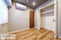 その他:収納力のある洋室です。お部屋もすっきり広々と使えて気持ちが良いです！
キレイな明るいお部屋で過ごすのは、更にのんびりゆっくりできますね！