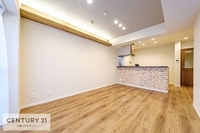 リビング:心地良いリビングは家族が自然と集まります。家族団欒の時間が増えそうです！ご家族と、より一層充実した時間を過ごせそうですね。明るく開放的な空間です