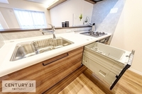 キッチン:食器乾燥洗浄機付きの主婦には嬉しい設備がいっぱいのシステムキッチンです。
お料理もはかどりますね！