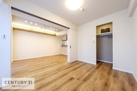 洋室:住まう方自身でカスタマイズして頂けるように「シンプル」にデザインされた室内。自由度が高いので家具やレイアウトでお好みの空間を創り上げられます。二面採光から差し込む光は暖かく心地の良い空間です。