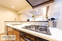 キッチン:3口コンロなど、主婦には嬉しい設備がいっぱいのシステムキッチンです。
毎日のお料理がはかどりそうですね！