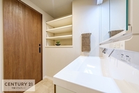 洗面室:収納力のある洗面所！タオルや洗濯洗剤など、楽々収納できますね。洗面所がキレイだと、お風呂前もお風呂後も気分が良いですね。